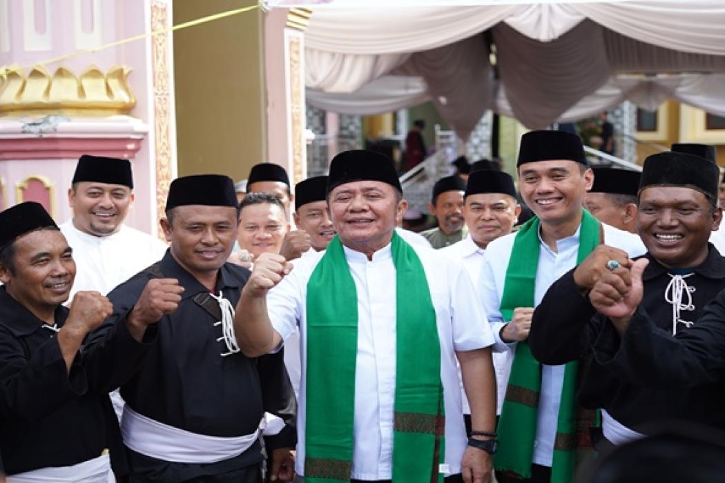 Gubernur Sumsel Herman Deru Serahkan Bantuan dan Umrohkan Imam Masjid Agung Al-Huda Lempuing OKI