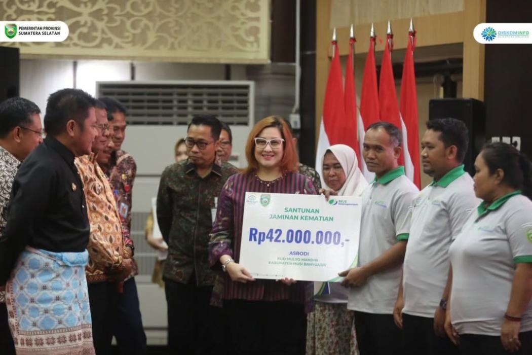 bpjs-ketenagakerjaan-beri-santunan-rp-380-juta-kepada-ahli-waris-pekerja-sawit-di-sumsel