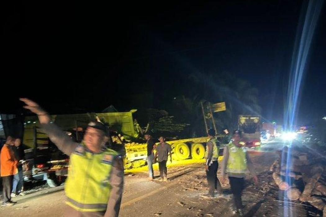 truk-fuso-alami-rem-blong-sebabkan-tabrakan-beruntun-di-muba-satu-tewas-dua-luka-berat