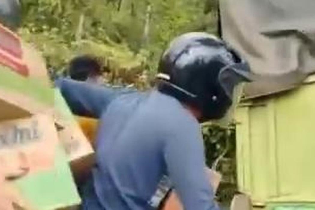 miris-warga-jarah-truk-bermuatan-mie-instan-alami-kecelakaan-tunggal-di-banyuasin