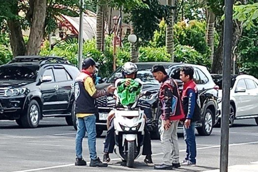 Ribuan Ojol Palembang Gelar Aksi Demo di DRPD Sumsel, Driver yang Tetap Narik Diminta Lepas Jaket