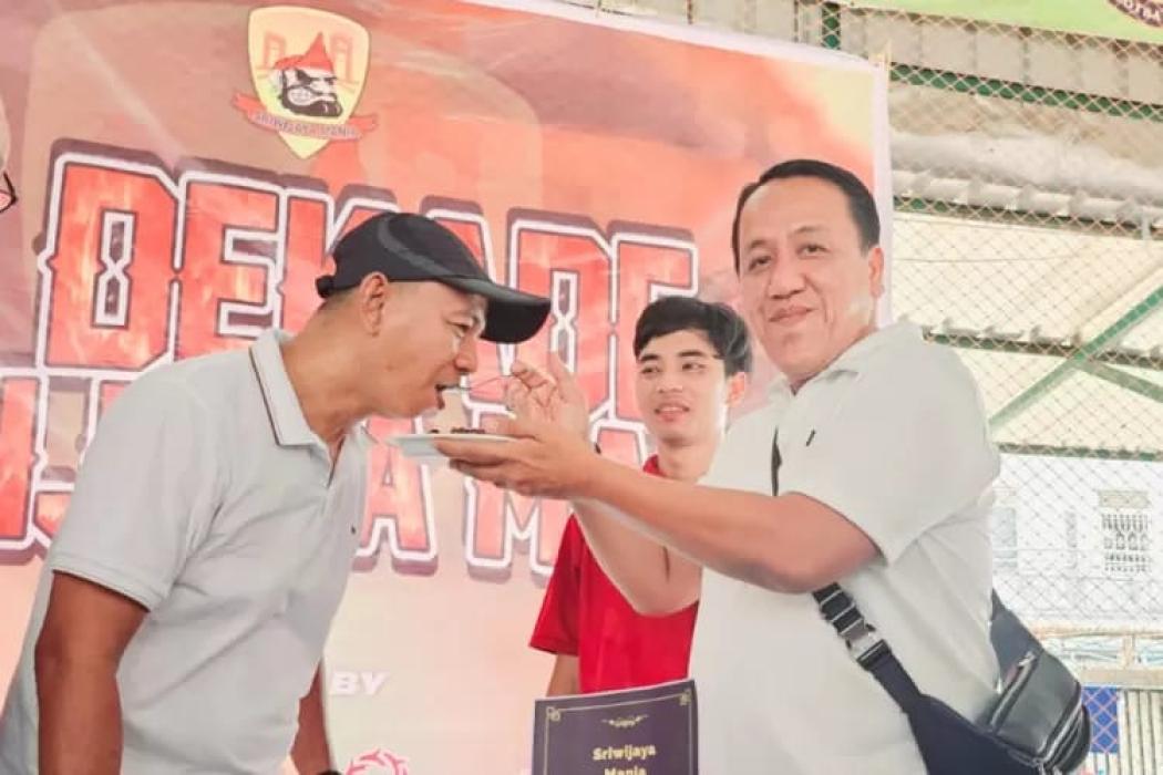 Asdirkom Sriwijaya FC Hadiri HUT Sriwijaya Mania ke-20, Moh David Beri Kado Uang Tunai