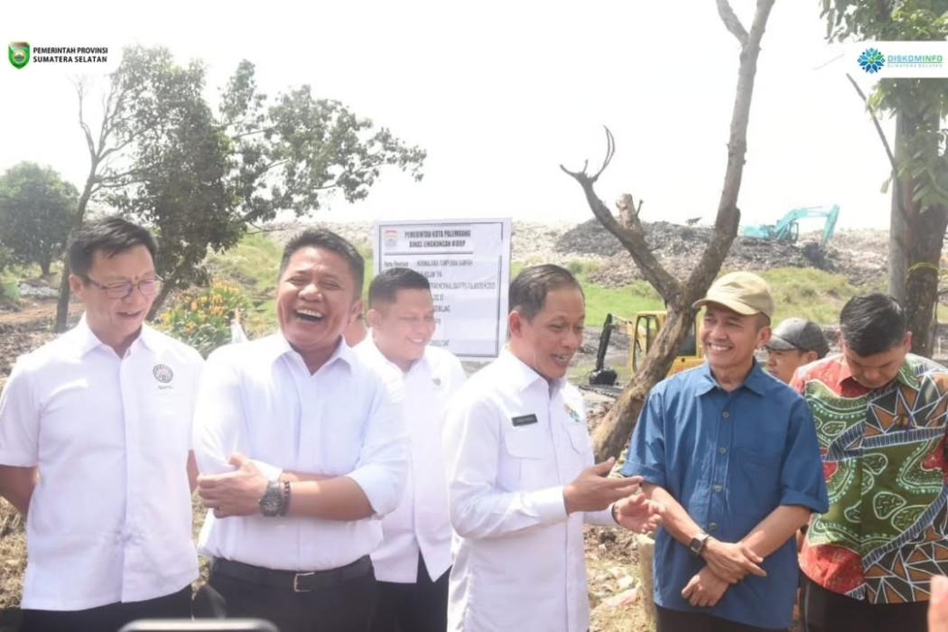 Herman Deru Dampingi Menteri LHK Tinjau TPA Sukawinatan Palembang