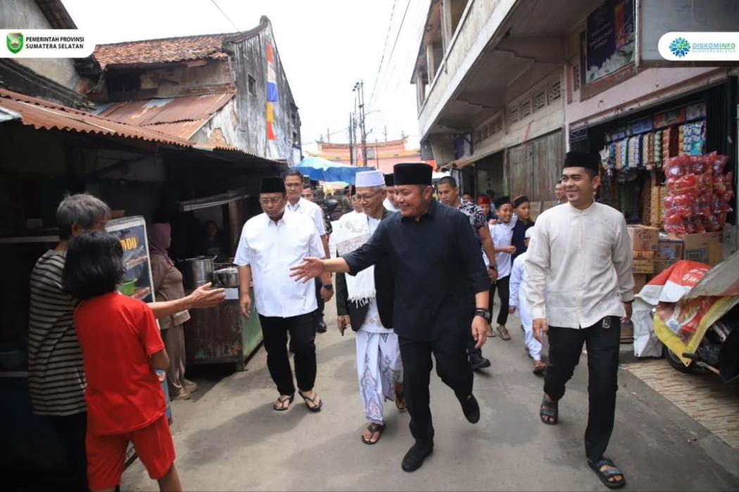 gubernur-herman-deru-beri-sapi-qurban-untuk-warga-saat-safari-jumat-di-masjid-setia-10-ulu-palembang