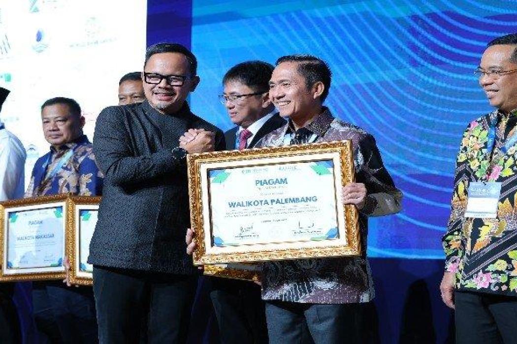 Komitmen Kembangkan Sektor Air Bersih, Walikota Palembang Ratu Dewa Terima Penghargaan dari Perpamsi