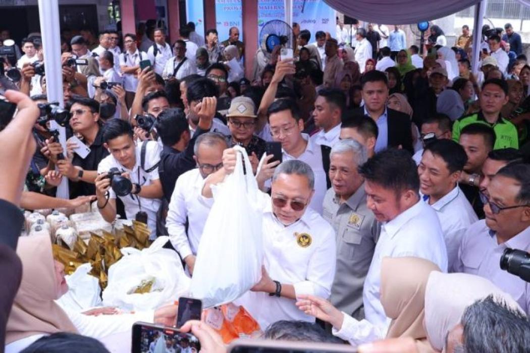 Walikota Ratu Dewa Dampingi Menko Zulkifli Hasan Resmikan Koperasi Merah Putih di Palembang