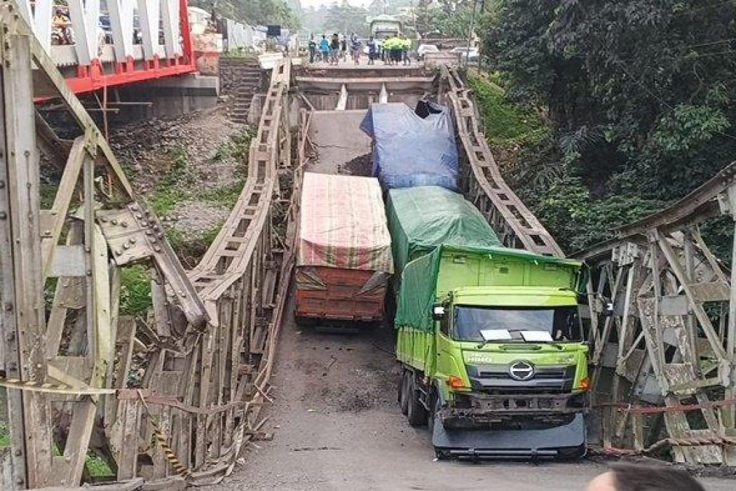 jembatan-muara-lawai-lahat-ambruk-4-truk-terjebak-2-sopir-terluka