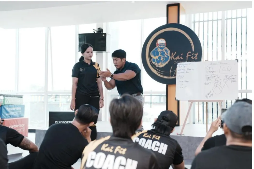 chris-putra-berikan-coaching-dan-sharing-session-untuk-personal-trainer-kai-fit-ultimate-di-palembang