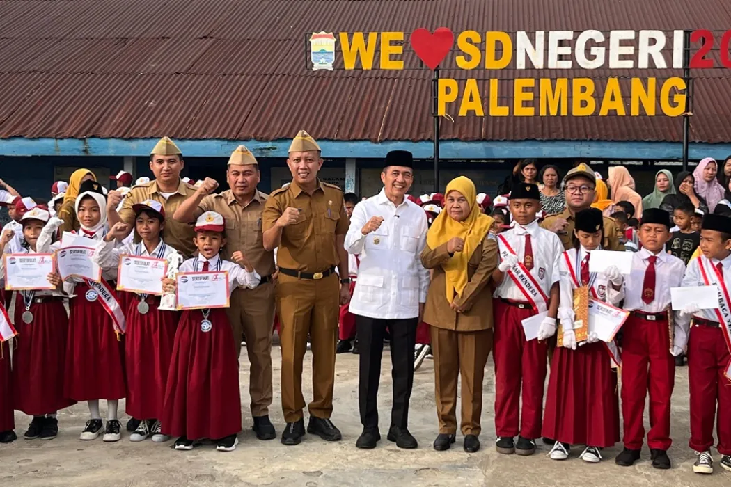 Walikota Ratu Dewa Realisasikan Janji, Bagikan Seragam Gratis untuk Siswa SD dan SMP di Palembang