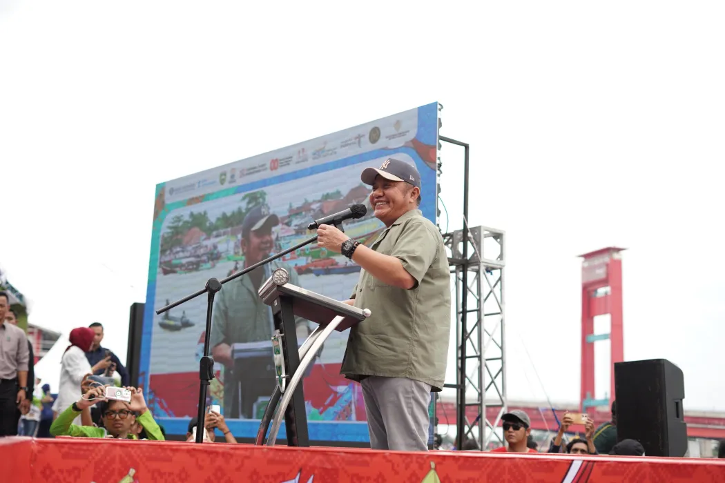 herman-deru-lepas-laga-final-festival-perahu-bidar-ajak-warga-lestarikan-budaya-sungai-musi