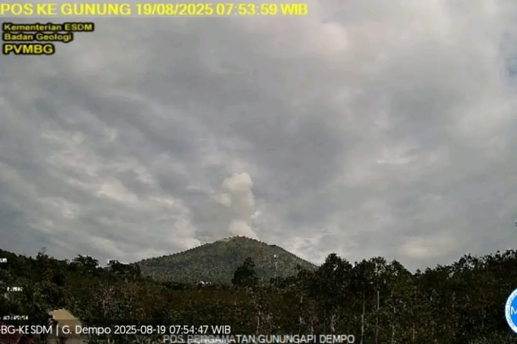 gunung-api-dempo-pagar-alam-erupsi-keluarkan-abu-vulkanik-setinggi-1300-meter