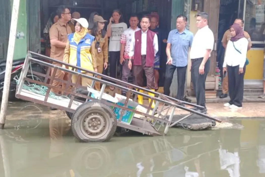 langsung-datangi-lokasi-gerak-cepat-walikota-ratu-dewa-dengar-keluhan-warga-soal-banjir
