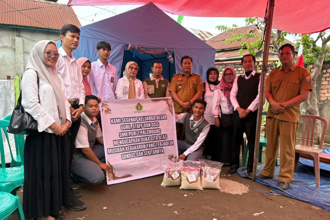 tumbuhkan-rasa-empati-siswa-smk-pgri-1-palembang-galang-bantuan-untuk-korban-kebakaran-karang-jaya
