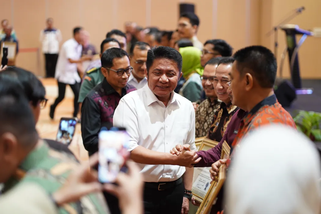 herman-deru-hadiri-paritrana-award-apresiasi-partisipasi-universal-coverage-jamsostek-di-sumsel
