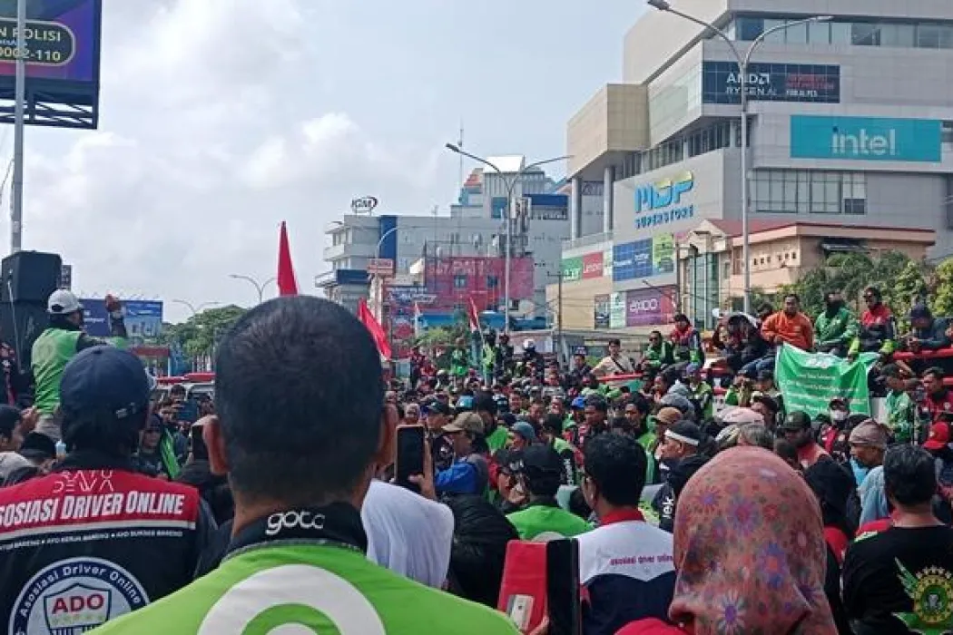 ribuan-driver-ojol-palembang-gelar-aksi-di-polda-sumsel-desak-usut-tuntas-kasus-affan-kurniawan