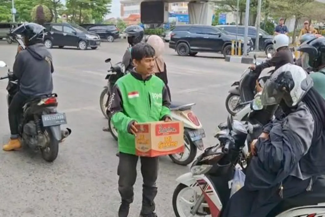 driver-ojol-di-palembang-turun-ke-jalan-galang-donasi-untuk-keluarga-affan-kurniawan