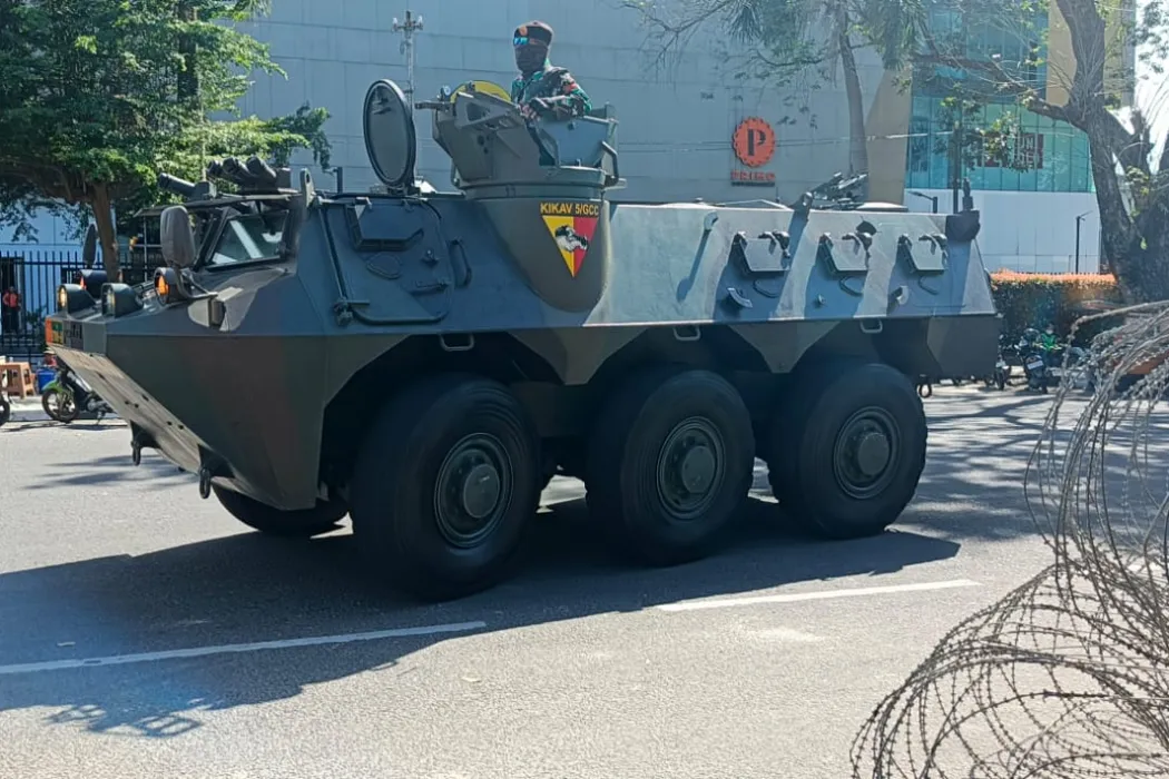 Kawat Berduri Dipasang dan TNI-Polri Berjaga Jelang Demo di DPRD Sumsel