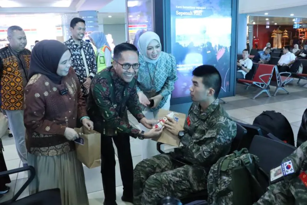 Ratu Dewa Bagikan Souvenir Pempek Kopi Hingga Madu Kepada Penumpang Pesawat Garuda di Hari Pelanggan