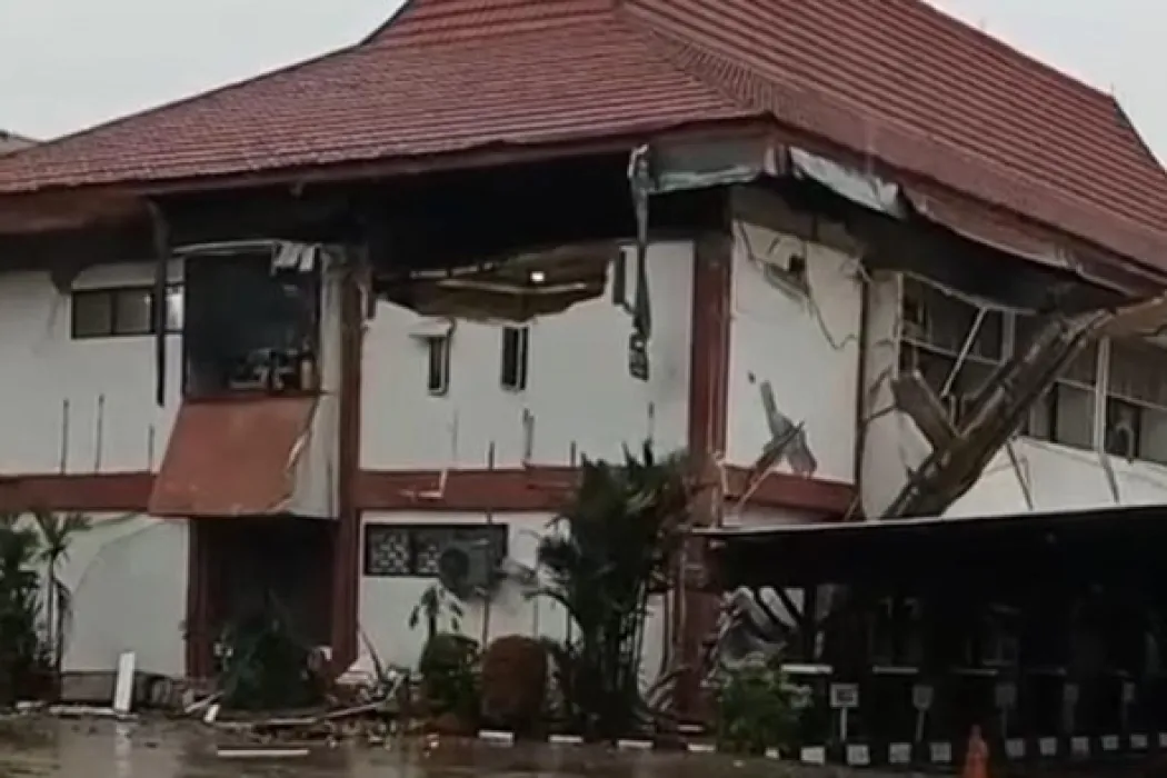 Hujan Deras Disertai Angin Kencang Rusak Kantor Bapenda Sumsel