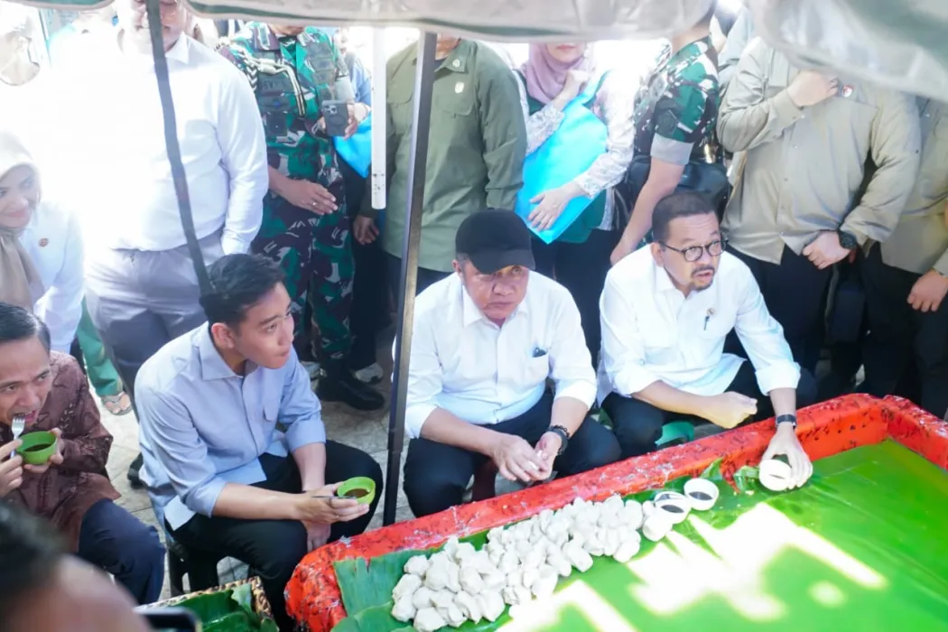 Momen Herman Deru Dampingi Wapres Gibran Makan Pempek di Pasar 16 Ilir Palembang