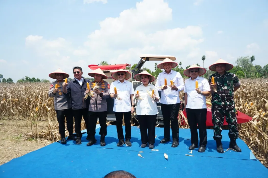 Gubernur Herman Deru Hadiri Panen Raya Jagung Bersama Menko Pangan dan Titiek Soeharto