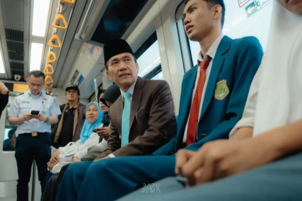 pemimpin-yang-merakyat-momen-walikota-palembang-ratu-dewa-naik-lrt-berbaur-dengan-warga