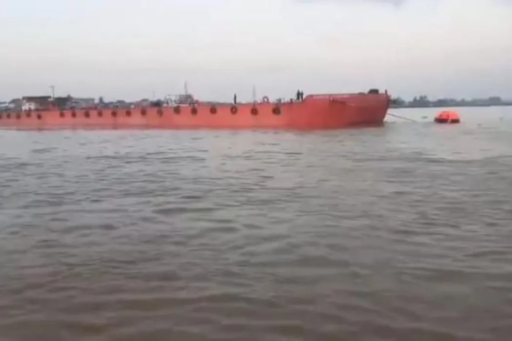 kapal-tugobat-mitra-kencana-10-tenggelam-di-sungai-musi-seluruh-abk-selamat-usai-melompat-ke-sungai