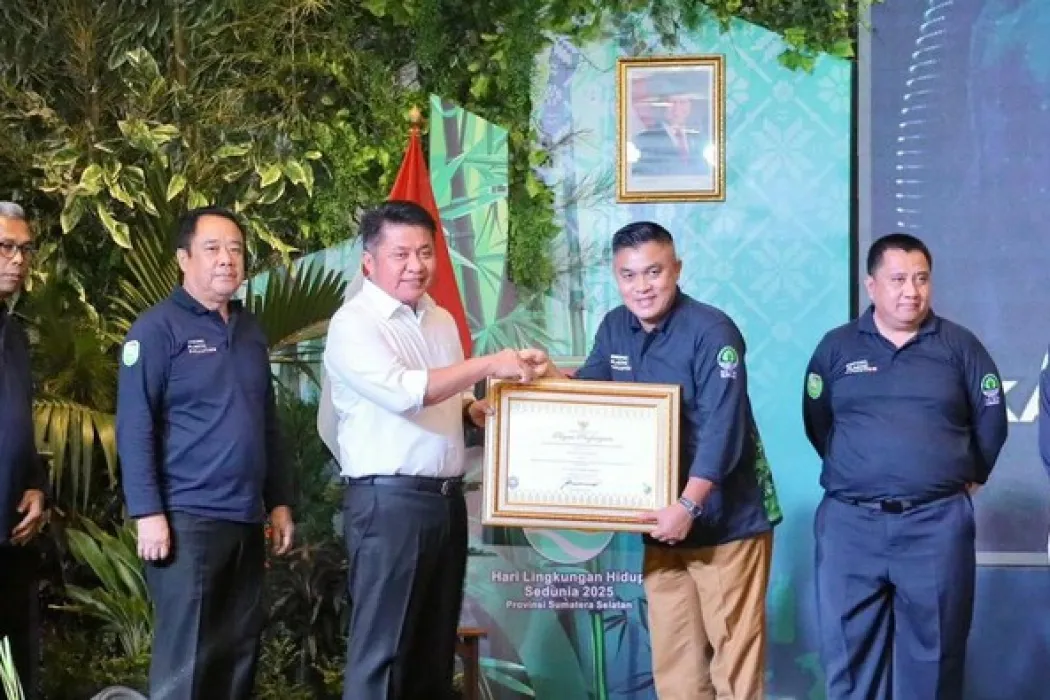 Gubernur Sumsel Beri 3 Penghargaan Bergengsi untul Walikota Ratu Dewa