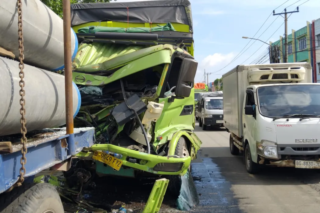 Truk Tronton Hantam Truk Trailer Mogok di Jembatan Musi II Palembang, Warga Sempat Dengar Suara Dentuman Keras